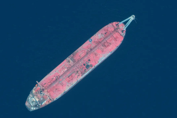لنگراندازی کشتی غول‌پیکر در بندر یمن برای غارت نفت