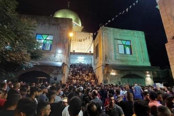 الآلاف من الفلسطينيين يؤدون صلاة "فجر الشهداء" في نابلس