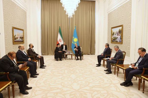 Раиси: Иран полон решимости выполнять соглашения с Казахстаном