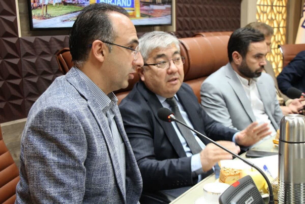محافظة ايرانية تبحث سبل تعزيز التعاون مع قرغيزيا