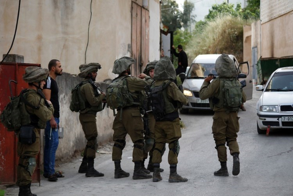 לוחמי התנגדות מתעמתים עם כוחות הכיבוש הישראליים בשכם במהלך הפשיטה בעיר העתיקה