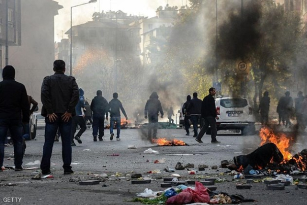 تركيا: إصابة 8 عناصر من الشرطة بانفجار سيارة مفخخة