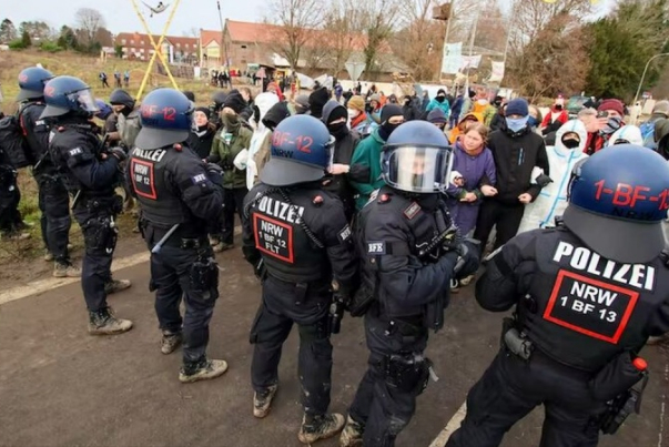 Конфликт между немецкой полицией и экологическими активистами этой страны