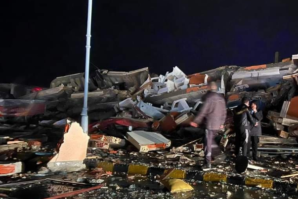 عشرات القتلى والجرحى في تركيا وسوريا من جرّاء زلزال