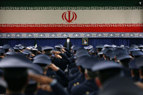 قائد الثورة: اثارة الفتنة وانعدام الثقة استراتيجية العدو لإرغام ايران على الإستسلام