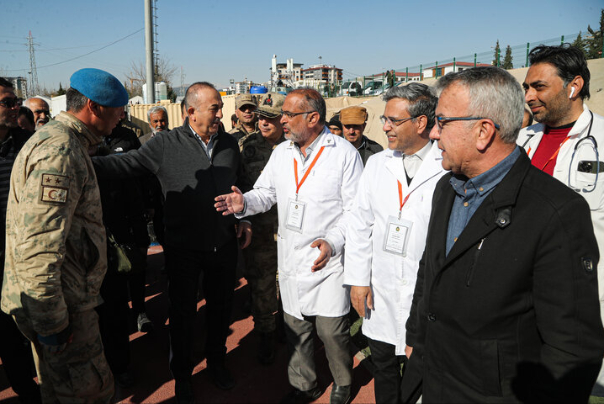وزیر خارجه ترکیه از بیمارستان سیار ارتش در این کشور بازدید کرد