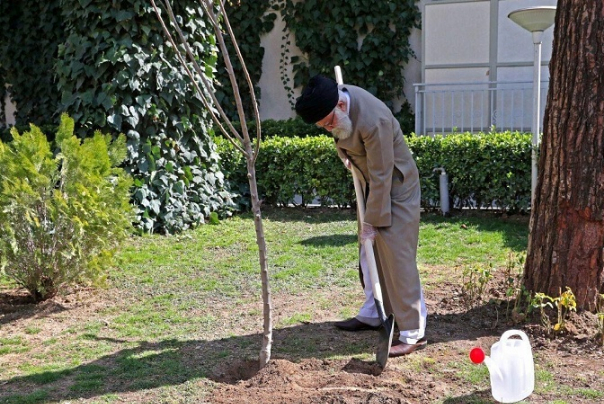 قائد الثورة يدعو المسؤولين لمتابعة موضوع تسمم الطلاب