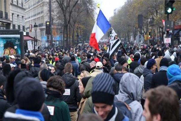 إضراب واحتجاجات.. تعديل نظام التقاعد يؤجج الشارع الفرنسي
