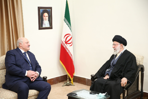 قائد الثورة الاسلامية يلتقي الرئيس البيلاروسي