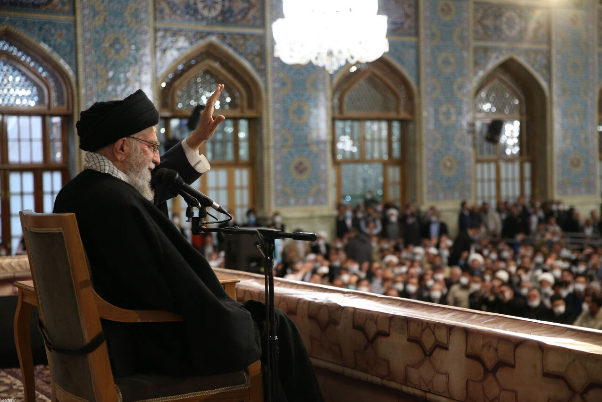 الإمام الخامنئي: الأعداء هدفهم تغيير هوية إيران والشعب أسقط المؤمرات