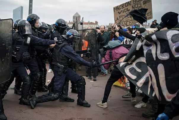 شورای اروپا به پلیس فرانسه درباره «استفاده بیش از حد» از زور هشدار داد