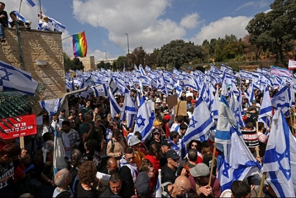 החלשת מערכת המשפט: שביתות בשירותים ציבוריים ועשרות אלפים מפגינים בירושלים