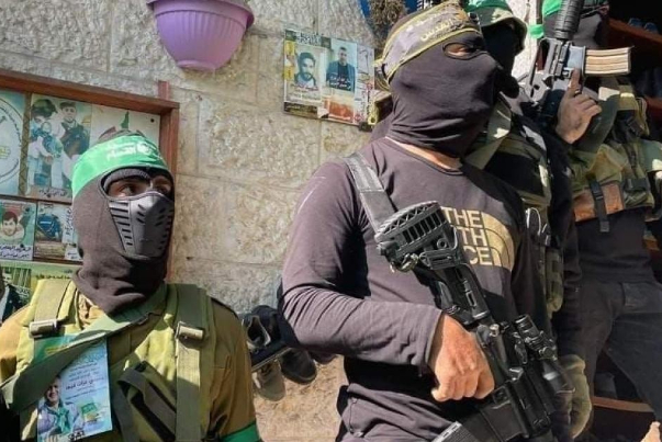مقاومون فلسطينيون يطلقون النار على حاجز لقوات الاحتلال في جنين
