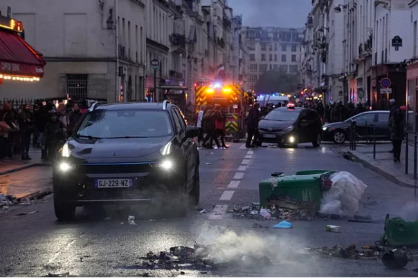 اعتراضات در فرانسه از سرگرفته شد/ مکرون شبانه قانون مورد اعتراض را امضا کرد