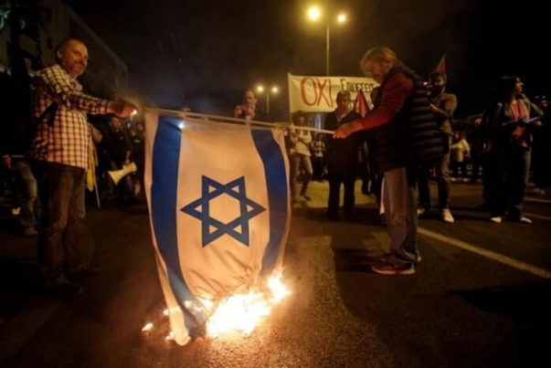 مشجعون يونانيون يحرقون العلم الصهيوني أثناء مباراة لفريقهم