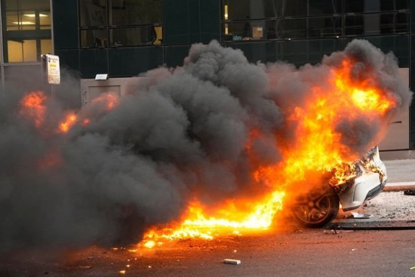 العنصرية وكراهية الشرطة تشعل المدن الفرنسية