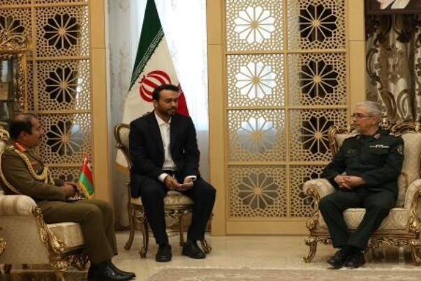 اللواء باقري يستقبل قائد الجيش السلطاني العماني في طهران