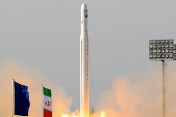 ايران تضع القمر الصناعي