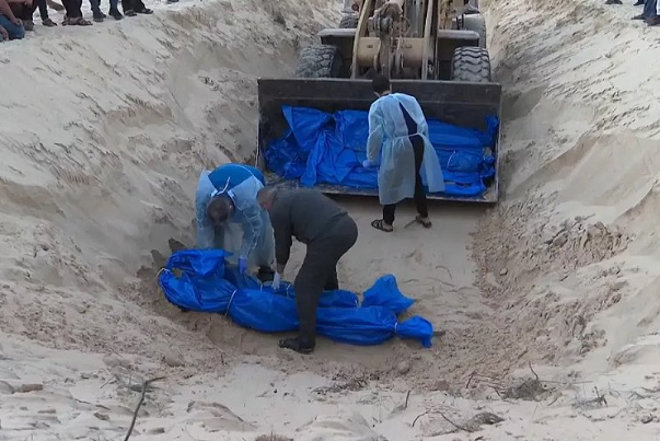 فرق الانقاذ تنتشل جثامين 100 شهيد بعد انسحاب الاحتلال من مدينة غزة