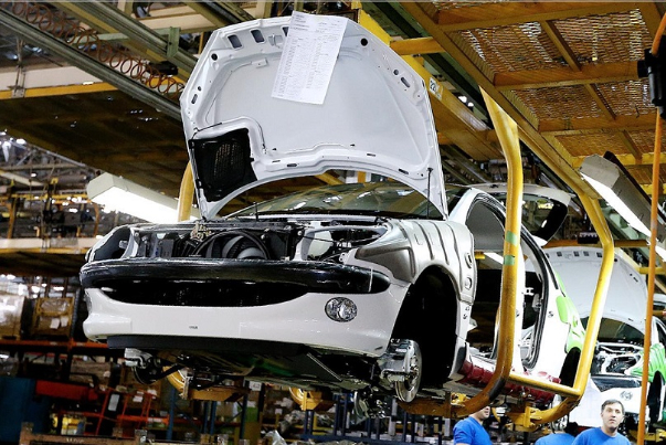 خاندوزی: دولت در واگذاری سهام خودروسازان تردید ندارد