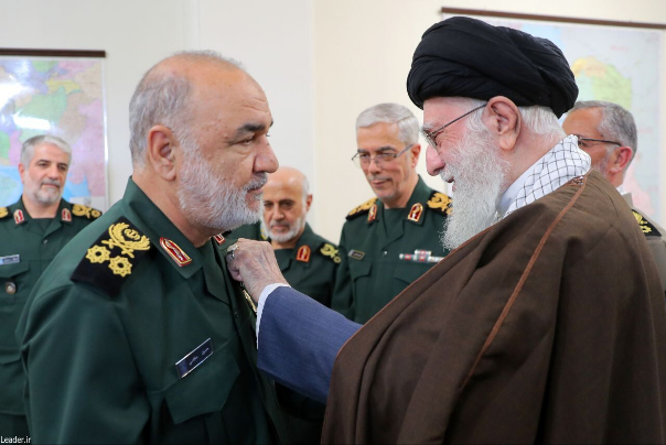 اعطای+نشان+فتح+از+سوی+رهبر+انقلاب+به+فرماندهان+کل+ارتش+و+سپاه