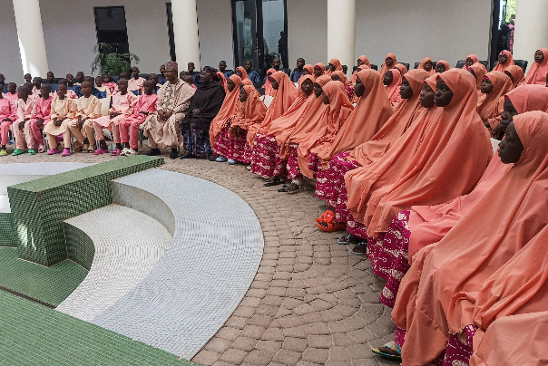 دانشجویان ربوده شده نیجریه ای، پس از آزادی در ساختمان دولتی نشسته اند
