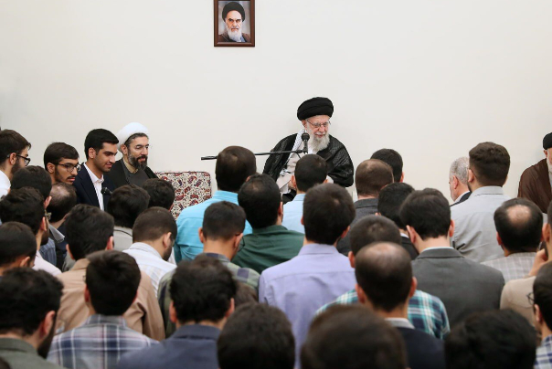 قائد الثورة مُخاطباً النخب العلمية: عليكم زيادة المشاركة في الانتخابات