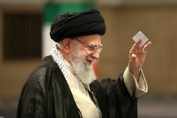 伊朗总统选举 | 图说最高领袖阿亚图拉·哈梅内投票