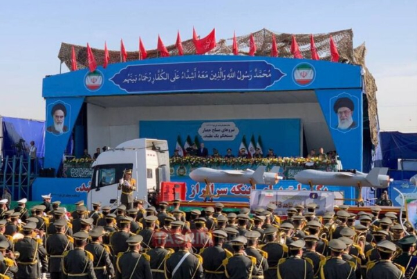 انطلاق مراسم استعراض القوات المسلحة الايرانية بحضور رئيس الجمهورية