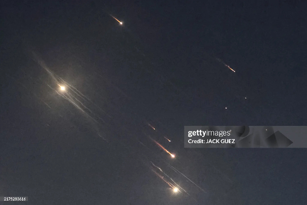 بدء الهجوم الصاروخي الإيراني على كيان الاحتلال