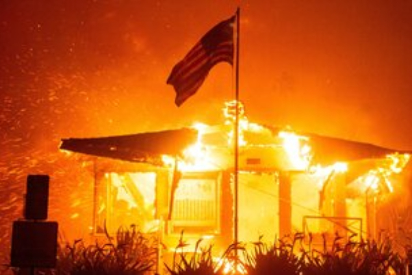 كاليفورنيا تحترق... لقطات مروعة لدمار حرائق وحوادث غير مسبوقة