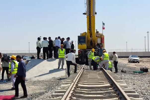 ما أهمية خط سكة حديد بصرة-شلمجة؟