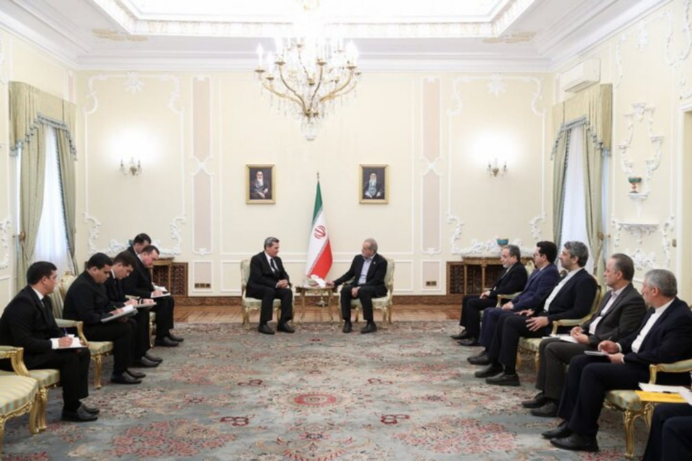 الرئيس الإيراني يؤكد على تعزيز العلاقات مع تركمانستان