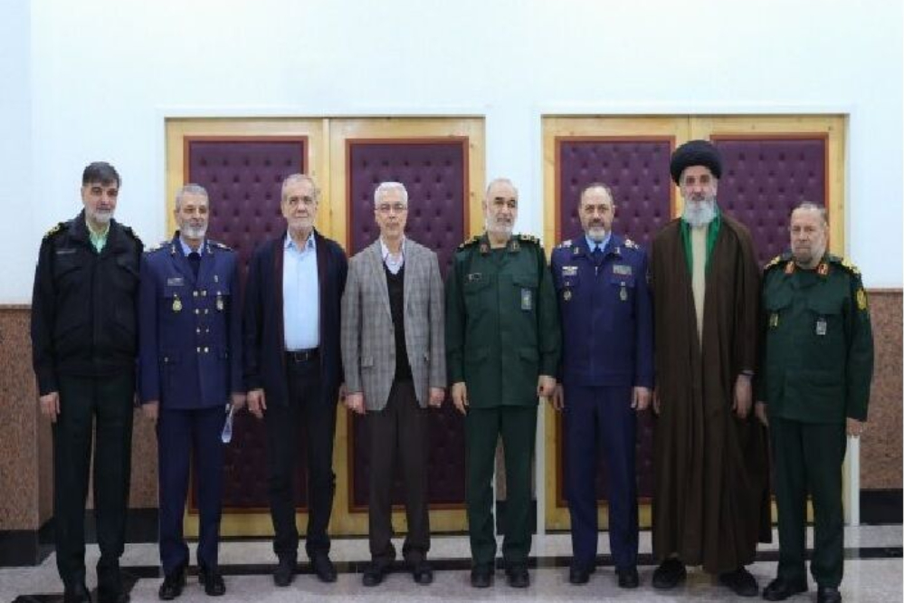 الرئيس بزشكيان يلتقي كبار قادة القوات المسلحة