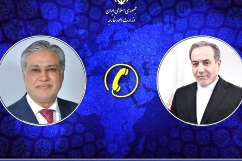 وزير الخارجية الايراني يناقش مع نظيره الباكستاني اخر تطورات العلاقات الثنائية والاقليمية والدولية