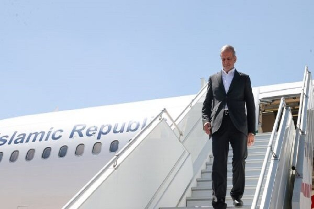 بزشكيان يصل إلى العاصمة الاذربيجانية باكو