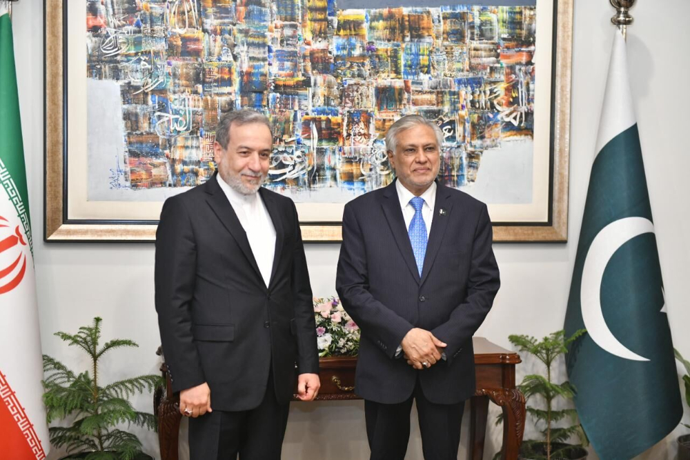 عراقجي يلتقي نظيره الباكستاني في اسلام آباد