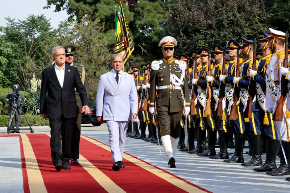 شهباز شريف: باكستان تؤكد على تعزيز التعاون الاستراتيجي مع إيران