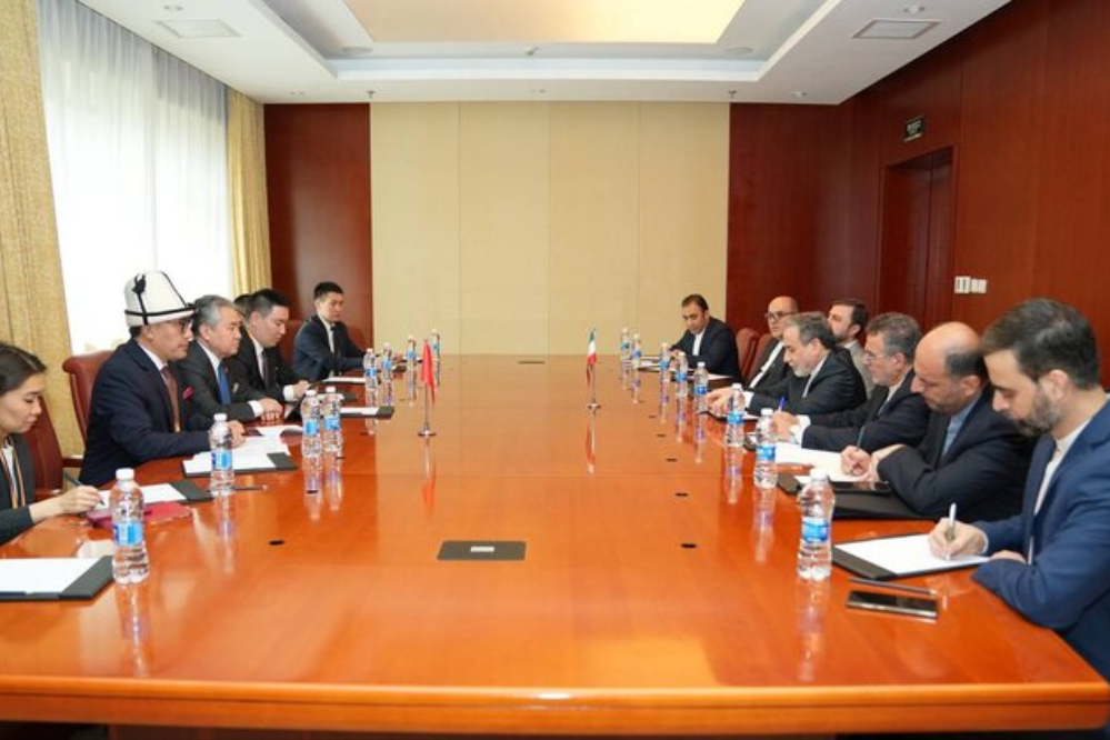 عراقجي يلتقي وزير خارجية قيرغيزستان