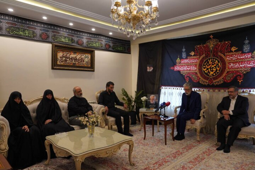 مستشار قائد الثورة: العدو أراد تبرير جرائمه باستهداف القادة والعلماء لكنه استهدف المدنيين أيضاً