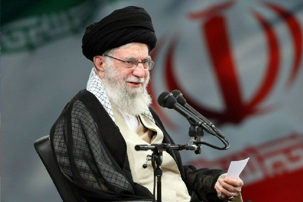 قائد الثورة الإسلامية يشارك في ذكرى أربعينية شهداء العدوان الاخير