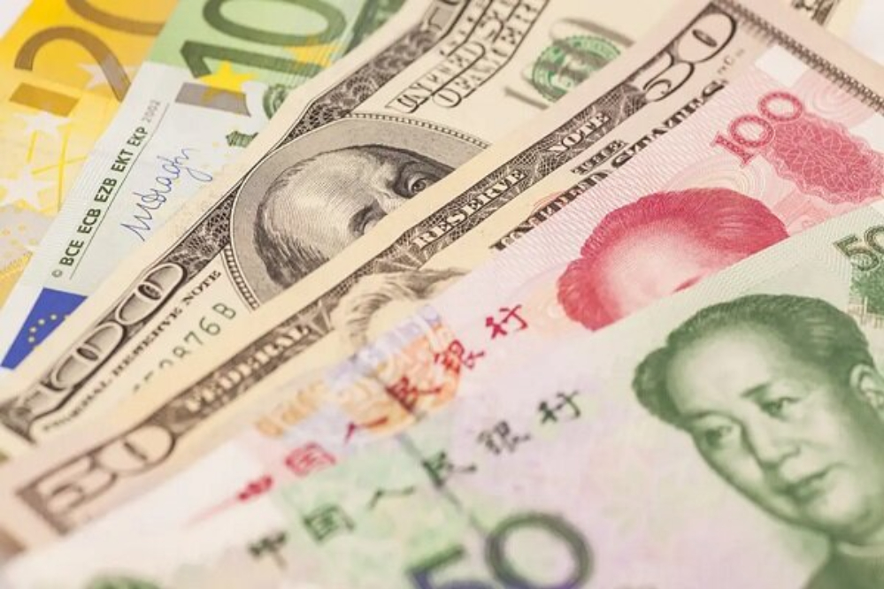 إطلاق خدمة تبديل الدولار إلى بطاقات مصرفية بالريال للسياح في المطارات