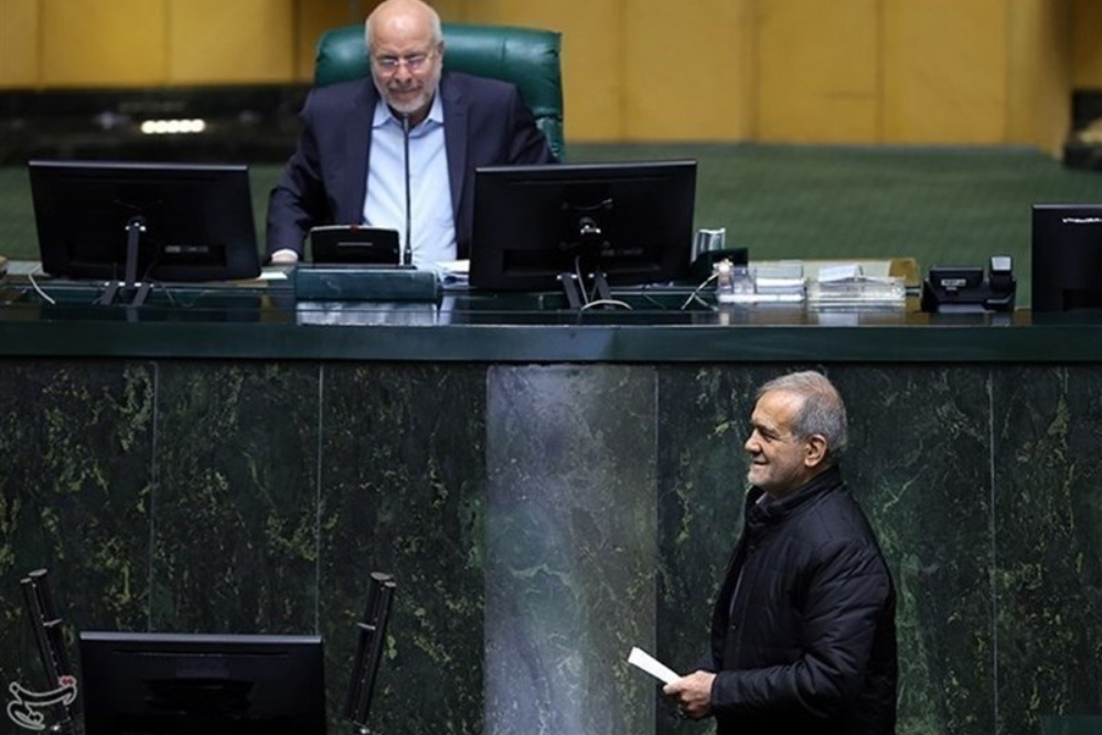 بزشكيان يتحدث في الجلسة العامة للبرلمان الإيراني للدفاع عن الخطوط العريضة لموازنة عام 1405