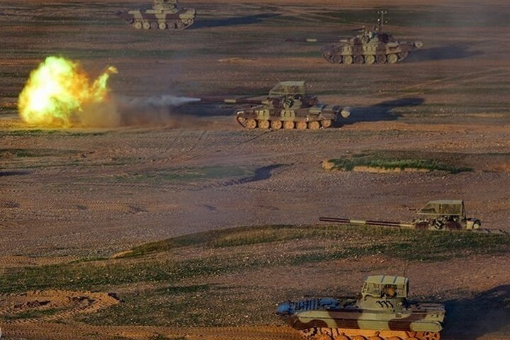 برية الحرس الثوري الاسلامي تجري مناورات في المناطق الجنوبية من البلاد