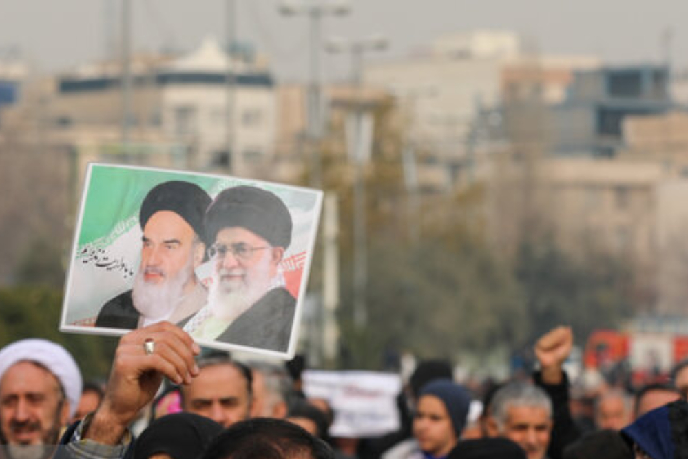 حشود كبيرة تشارك في صلاة الجمعة بمصلى الإمام الخميني بطهران