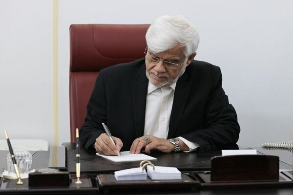 عارف: امن مضيق هرمز ليس مجانيا