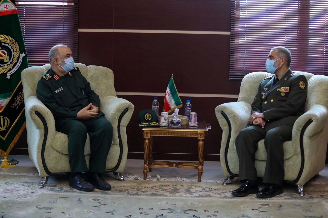 وزير الدفاع يلتقي قادة الحرس الثوري.. وتأكيد على تعزيز القدرات الدفاعية