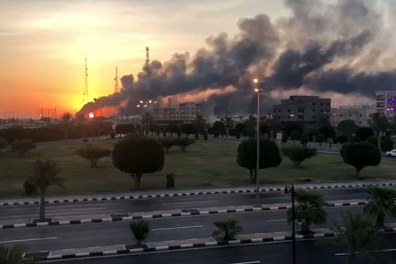 حمله موشکی به چند منطقه نظامی و نفتی عربستان + فیلم