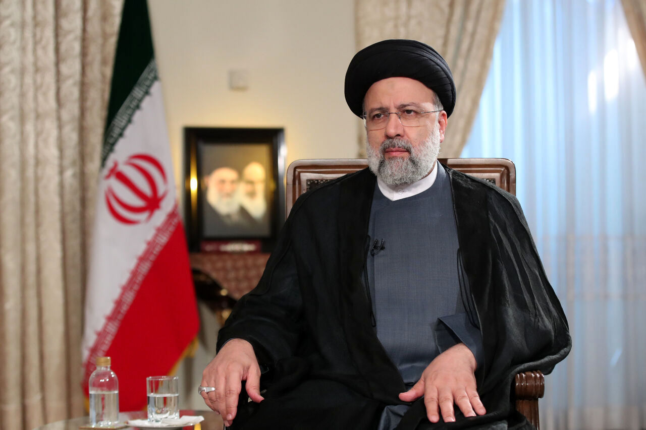 الرئيس رئيسي يدعو لاتخاذ خطوات واسعة لتحقيق اهداف الثورة الاسلامية