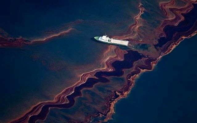 كارثة بيئية تضرب سواحل امريكا (صور)